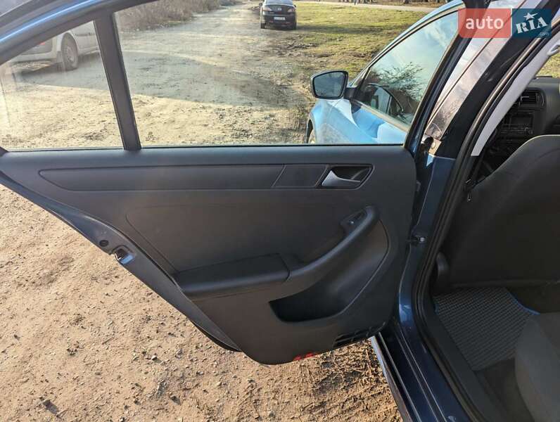 Седан Volkswagen Jetta 2015 в Ужгороді