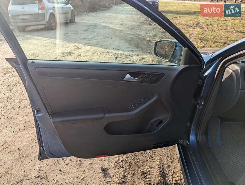 Седан Volkswagen Jetta 2015 в Ужгороді