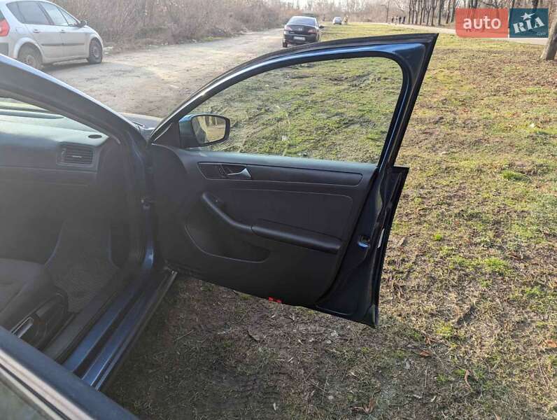 Седан Volkswagen Jetta 2015 в Ужгороді