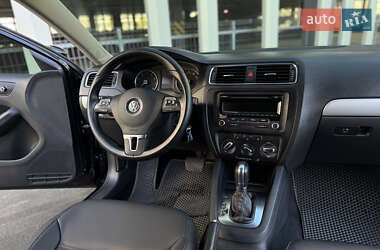Седан Volkswagen Jetta 2012 в 