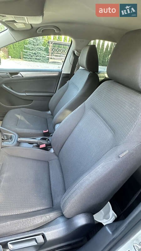 Седан Volkswagen Jetta 2014 в Львові