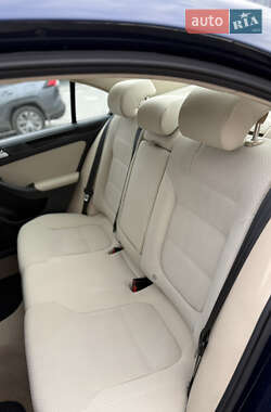 Седан Volkswagen Jetta 2011 в 