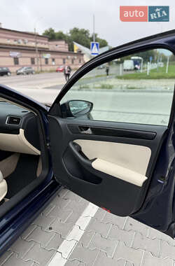 Седан Volkswagen Jetta 2011 в 