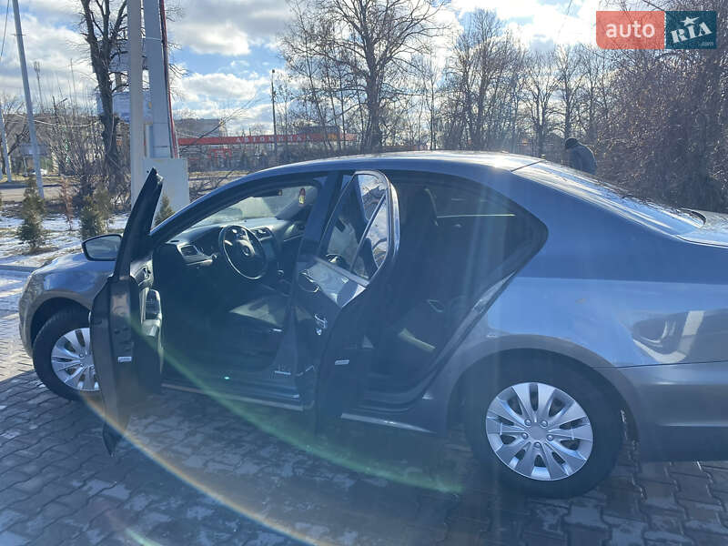 Седан Volkswagen Jetta 2014 в Львові