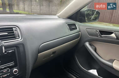 Седан Volkswagen Jetta 2013 в 