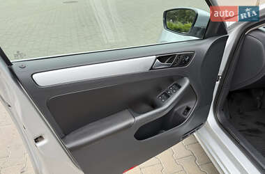 Седан Volkswagen Jetta 2011 в 