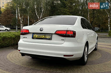 Седан Volkswagen Jetta 2016 в 