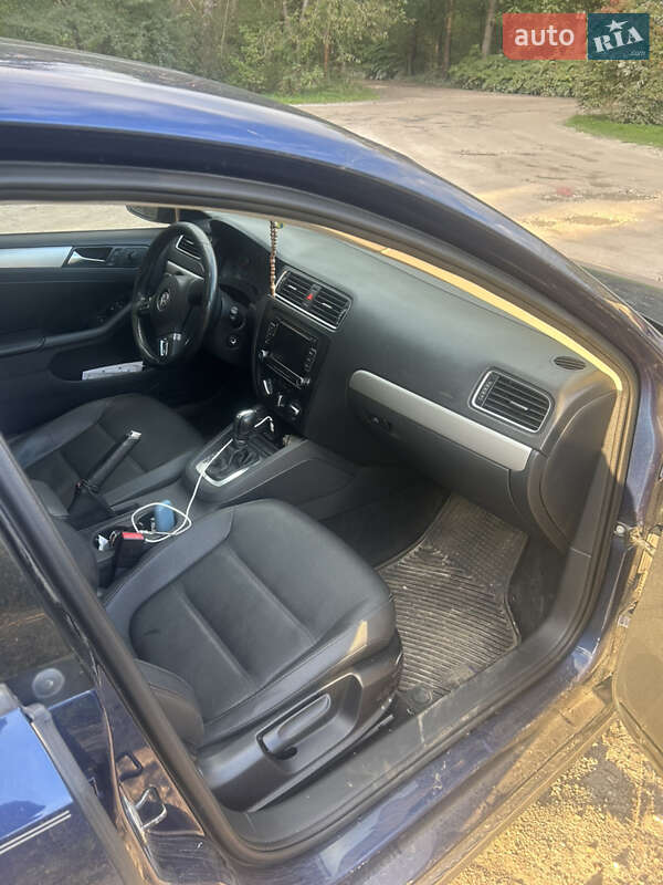 Седан Volkswagen Jetta 2011 в Львове