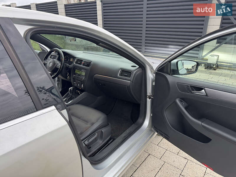 Седан Volkswagen Jetta 2012 в Чернівцях