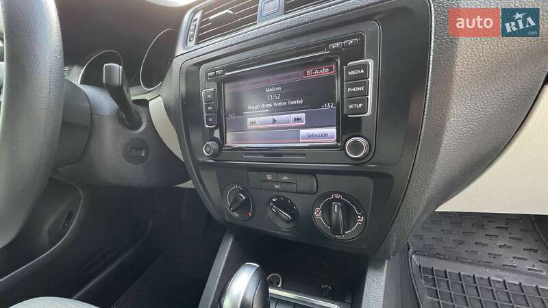 Седан Volkswagen Jetta 2014 в Львові