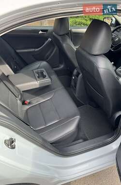 Седан Volkswagen Jetta 2016 в 
