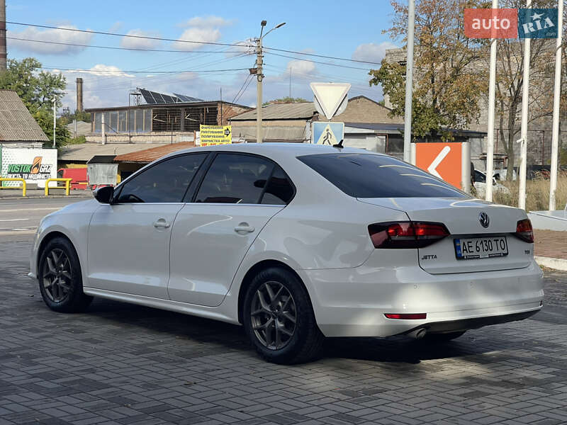 Седан Volkswagen Jetta 2016 в Днепре