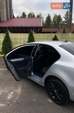 Седан Volkswagen Jetta 2012 в 