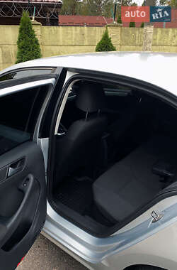 Седан Volkswagen Jetta 2012 в 