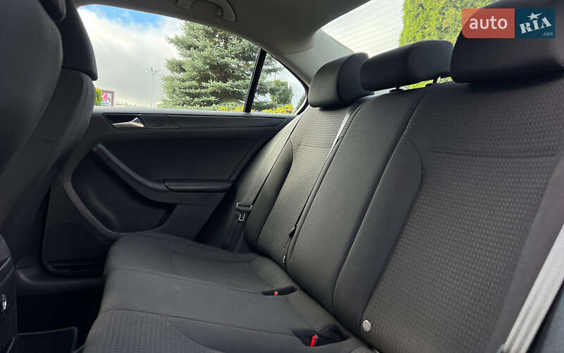Седан Volkswagen Jetta 2015 в Львове