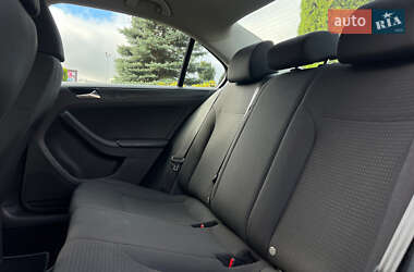 Седан Volkswagen Jetta 2015 в 