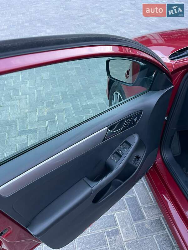 Седан Volkswagen Jetta 2015 в Немирові