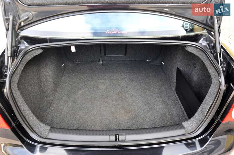 Седан Volkswagen Jetta 2006 в Львове