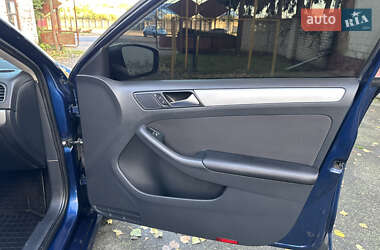 Седан Volkswagen Jetta 2013 в 