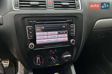Седан Volkswagen Jetta 2012 в 