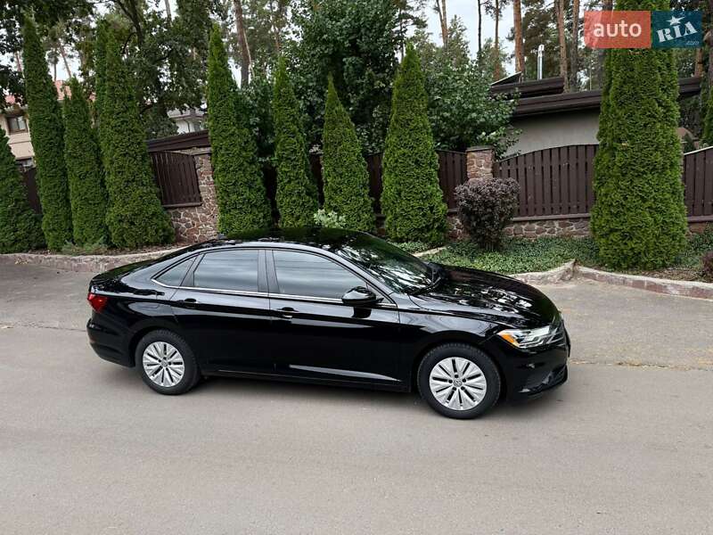 Седан Volkswagen Jetta 2019 в 