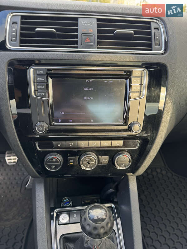 Седан Volkswagen Jetta 2016 в Днепре