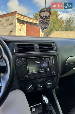 Седан Volkswagen Jetta 2015 в 
