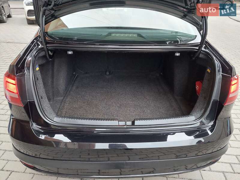 Седан Volkswagen Jetta 2016 в Львове