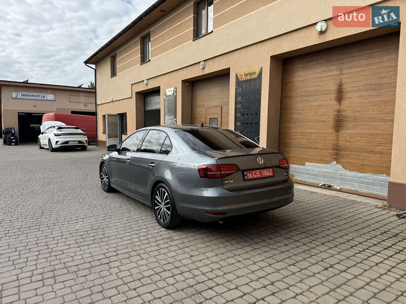 Седан Volkswagen Jetta 2016 в Ужгороде