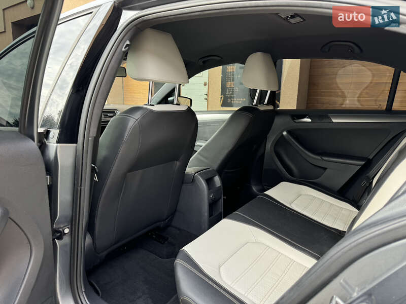 Седан Volkswagen Jetta 2016 в Ужгороде
