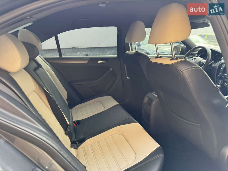 Седан Volkswagen Jetta 2016 в Ужгороде