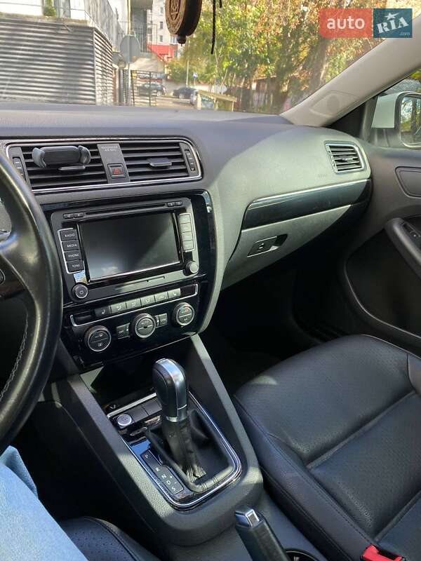 Седан Volkswagen Jetta 2015 в Львове