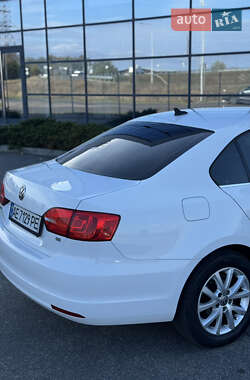 Седан Volkswagen Jetta 2013 в  фото 6 Седан Volkswagen Jetta 2013 в