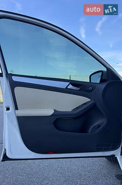 Седан Volkswagen Jetta 2013 в  фото 23 Седан Volkswagen Jetta 2013 в