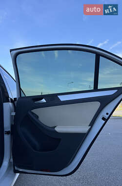 Седан Volkswagen Jetta 2013 в  фото 26 Седан Volkswagen Jetta 2013 в