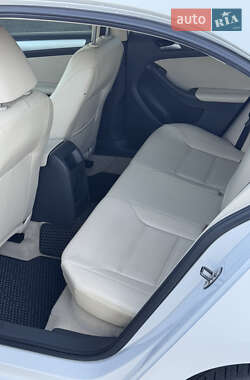 Седан Volkswagen Jetta 2013 в  фото 21 Седан Volkswagen Jetta 2013 в