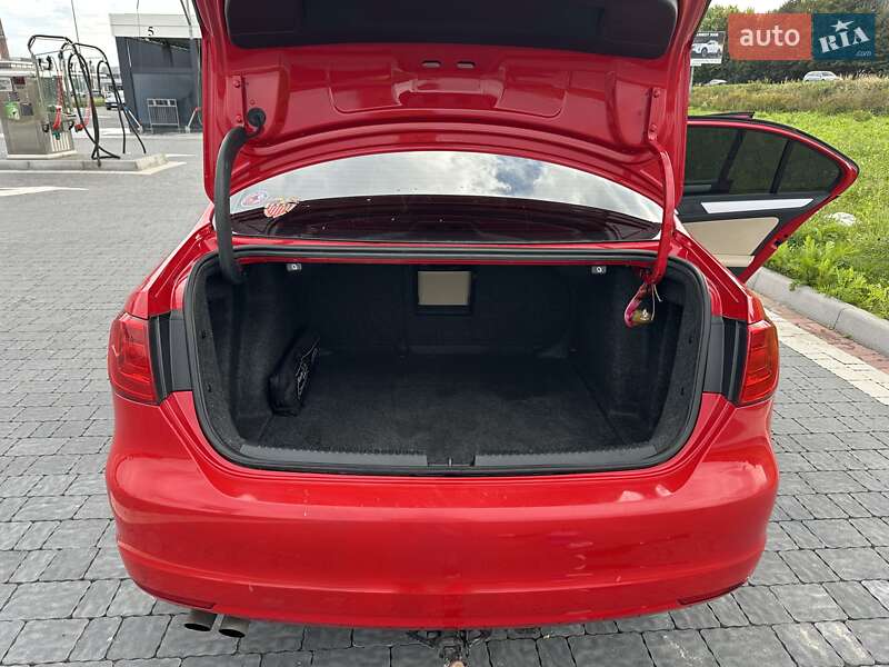 Седан Volkswagen Jetta 2011 в Львове