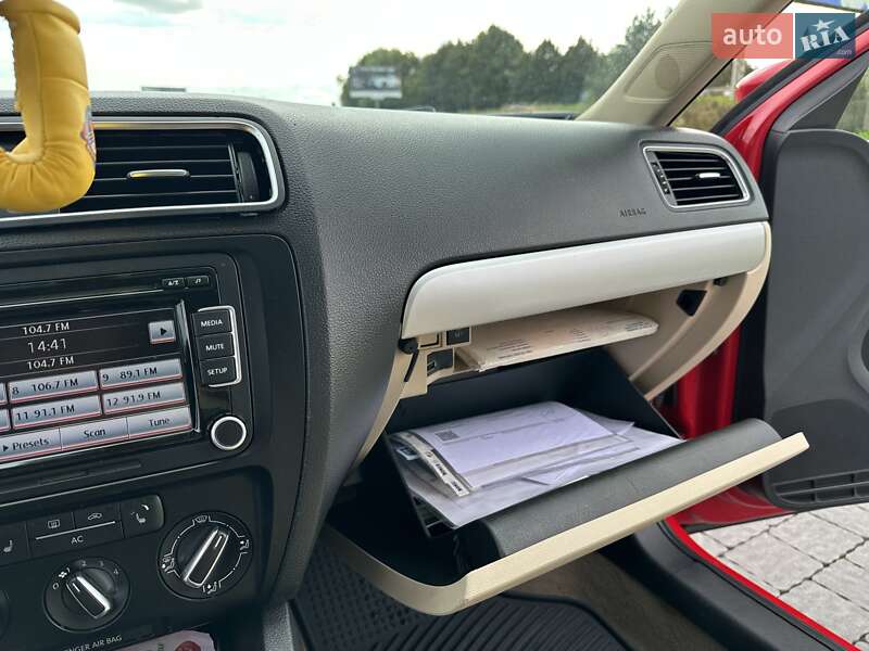 Седан Volkswagen Jetta 2011 в Львове