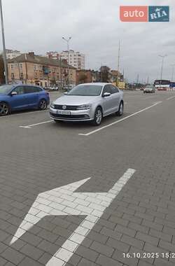 Седан Volkswagen Jetta 2016 в 