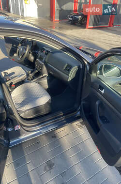 Седан Volkswagen Jetta 2005 в  фото 12 Седан Volkswagen Jetta 2005 в