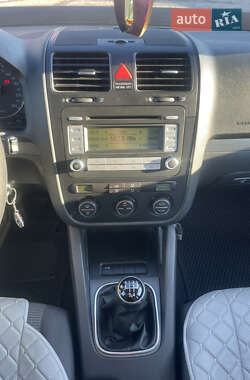 Седан Volkswagen Jetta 2005 в  фото 15 Седан Volkswagen Jetta 2005 в