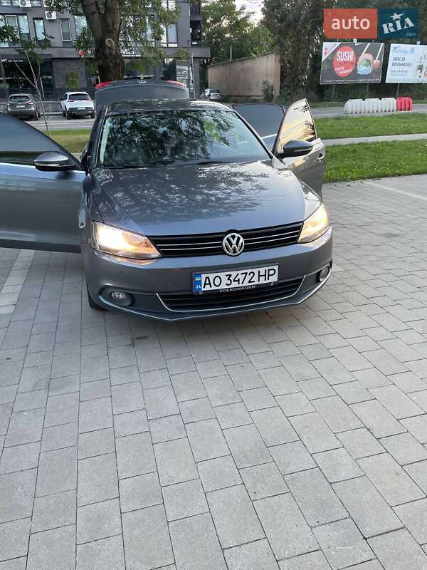 Седан Volkswagen Jetta 2012 в Ужгороде