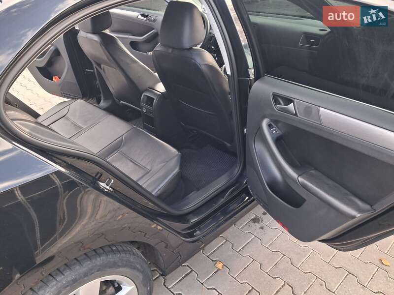 Седан Volkswagen Jetta 2013 в Львові