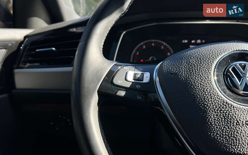 Седан Volkswagen Jetta 2019 в Львове