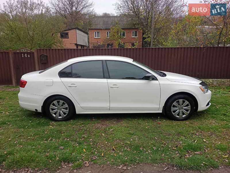 Седан Volkswagen Jetta 2012 в Ромнах