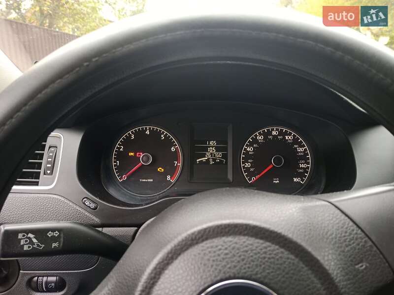 Седан Volkswagen Jetta 2012 в Ромнах