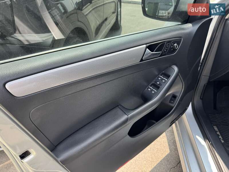 Седан Volkswagen Jetta 2015 в Полтаві