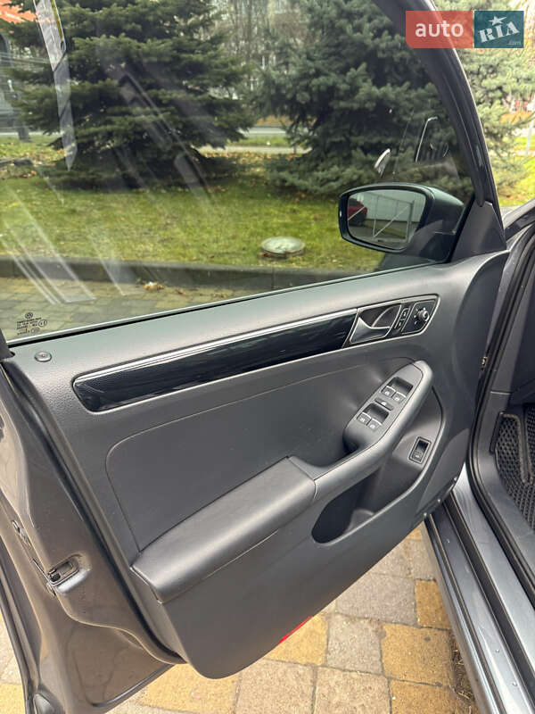 Седан Volkswagen Jetta 2015 в Львове