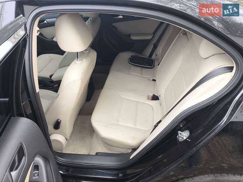 Седан Volkswagen Jetta 2015 в Киеве