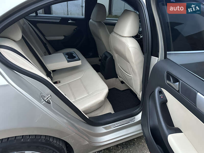 Седан Volkswagen Jetta 2014 в Львове